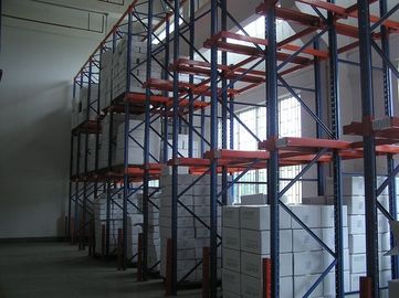 Palet Forkliftler, homojen düşük rotasyonlu ürünler için Drive In Racking&#39;de